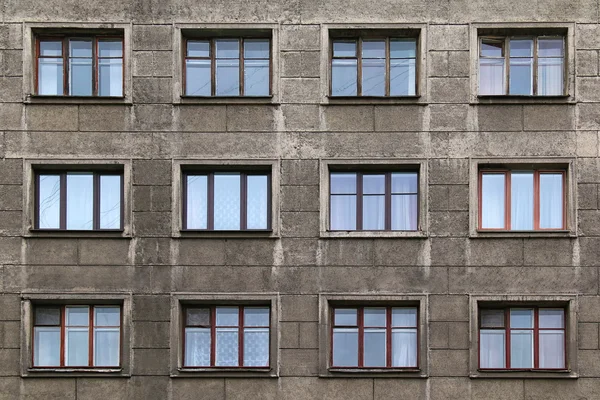 Apartman binası cephesinde arka arkaya pencereler