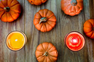 Kabaklar ahşap arka planda