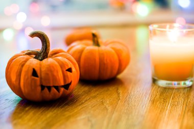 Kabaklar ve ahşap arka plan üzerinde beyaz mum