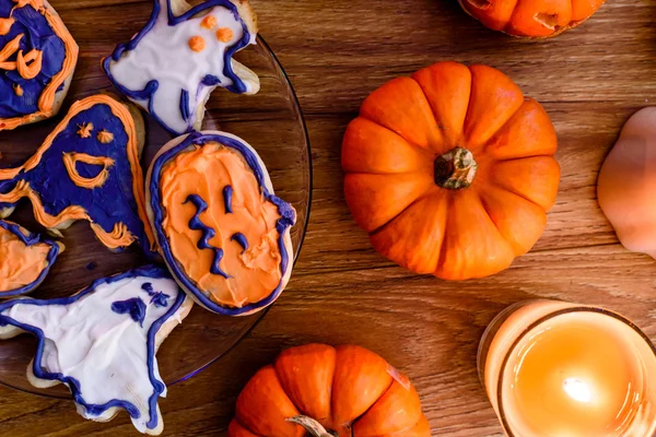 Homemade Halloween cookies and pumpkins on the wooden background — Stock Photo, Image