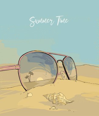 Havacı güneş gözlükleri kumsalda yatıyor.