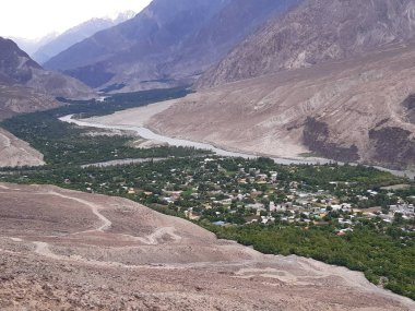 Dağlarla ve vadilerle kaplı dağ manzarası