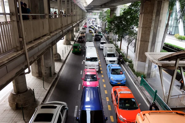 Δρόμους με κυκλοφοριακή συμφόρηση στην Μπανγκόκ. — Φωτογραφία Αρχείου