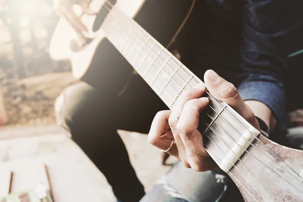 Рука человека, играющего на классической гитаре — стоковое фото