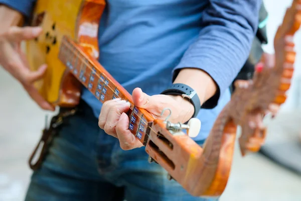 Man playing guitar folk — Stock Photo, Image