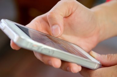 Mobil akıllı telefonlar kullanan kadın eli