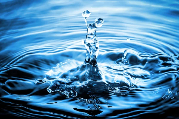 Vatten stänk droppar — Stockfoto