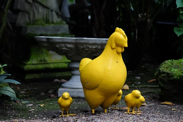 Statues de la famille des poulets — Photo