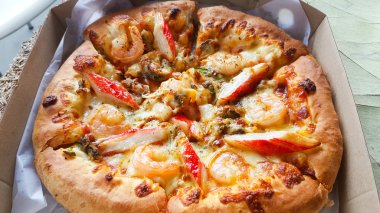 Pizza ile deniz ürünleri 