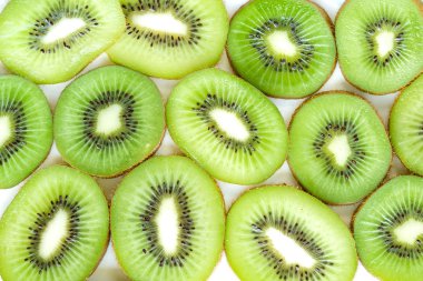 rodajas de cebolla madura sobre fondo blanco