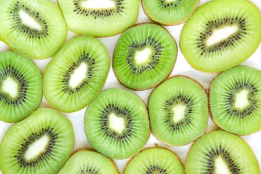 rodajas de cebolla madura sobre fondo blanco