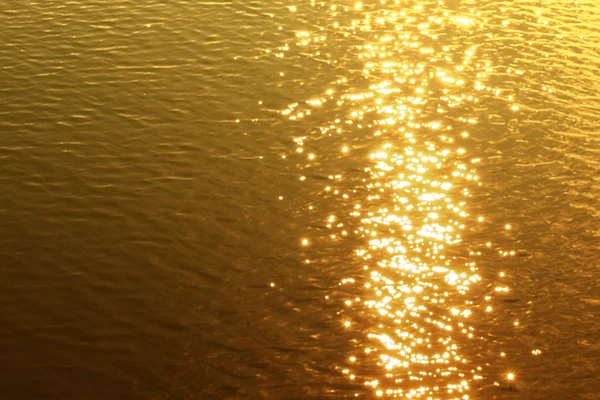 Západ slunce odrazy na vodě — Stock fotografie