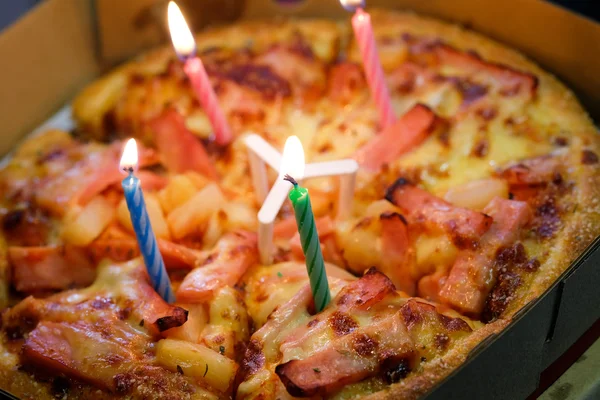 Pizza con candele per festeggiare un compleanno — Foto Stock