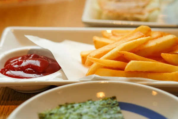 在一个白色的法式炸薯条菜与番茄酱 — 图库照片