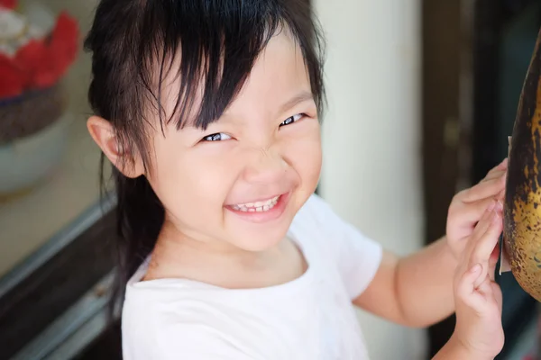 Κοριτσάκι, χαμογελώντας λαμπρά — Φωτογραφία Αρχείου
