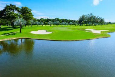 Manzara geniş Yeşil çimenler, golf sahaları.