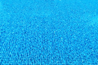 Mavi dalgalanma su yüzme havuzunda