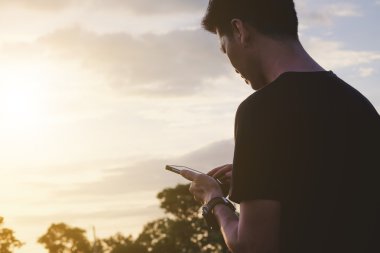 Asya erkekler mobil akıllı telefonlar kullanıyorsanız