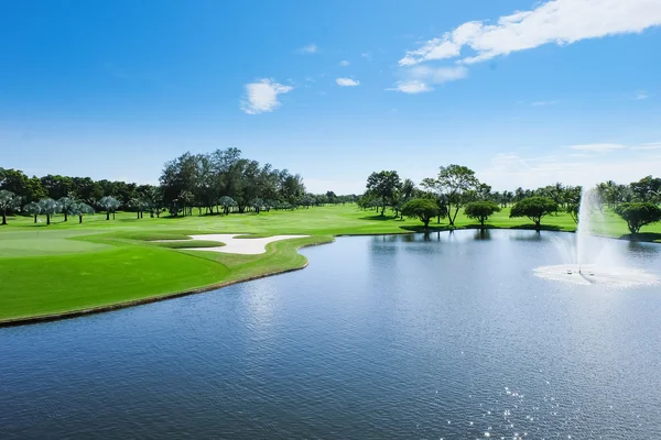 Manzara geniş Yeşil çimenler, golf sahaları.