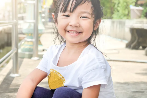 Asiático niño chica sonriendo brillantemente con felicidad . — Foto de Stock