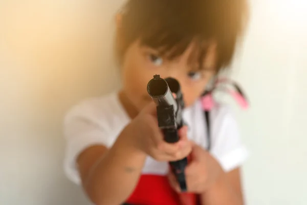 Menina asiática segurando uma arma — Fotografia de Stock