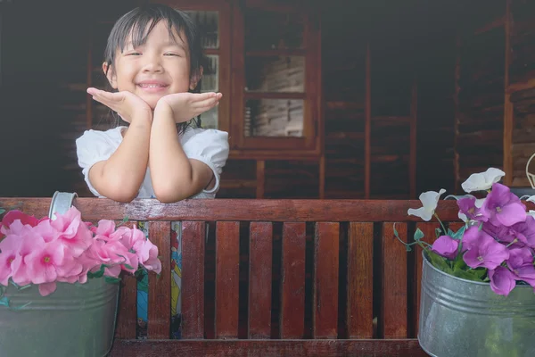 Ασιατικές παιδί κορίτσι χαμογελώντας λαμπρά — Φωτογραφία Αρχείου
