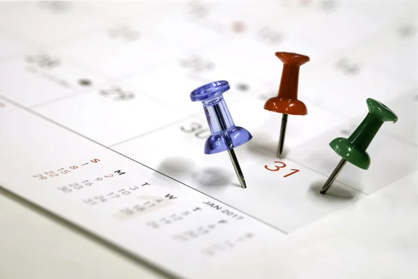 Broderad blå röd grön stift på en kalender — Stockfoto