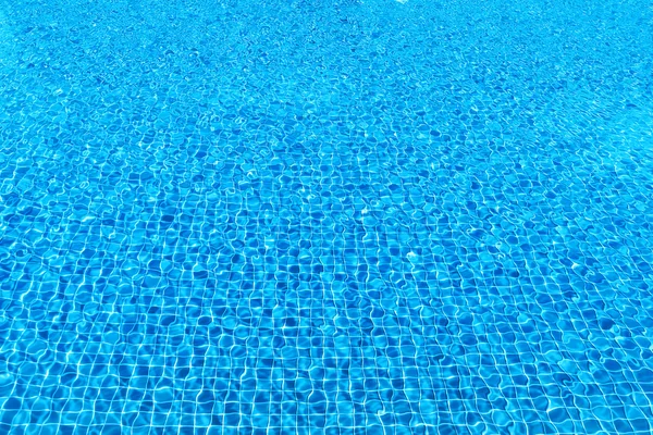 Blauwe rimpel water in zwembad — Stockfoto
