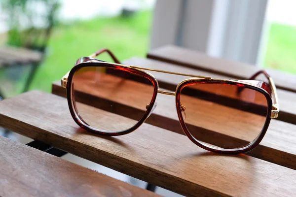 Lunettes de soleil sur une table en bois — Photo