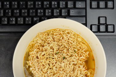 Masa üzerinde anlık erişte