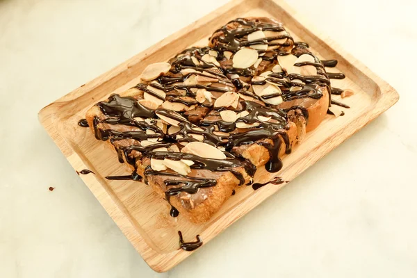 Pan cubierto con almendras de chocolate . —  Fotos de Stock