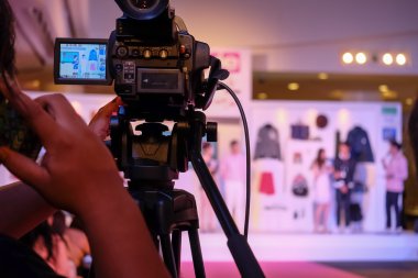 Fotoğrafçı video kaydı etkinliği içinde.