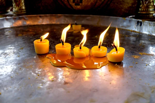 Kerzen auf einem Tablett — Stockfoto