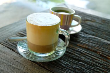 Sıcak kahve fincanda.