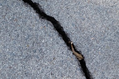 Kırık asfalt yol yüzeyi