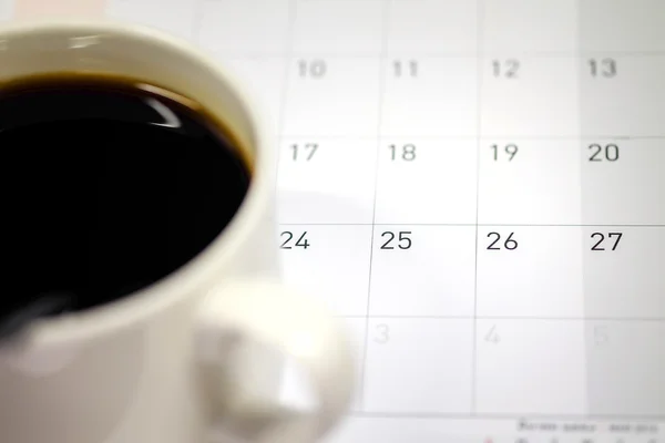 Kaffekopp placeras i kalendern — Stockfoto
