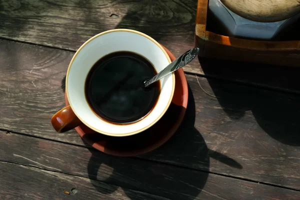 Café em uma mesa de madeira — Fotografia de Stock