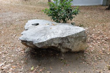 Büyük taş zemin üzerine