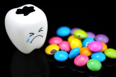 Diş çürüğü duygular kaplı şeker çikolata ile ağlıyor