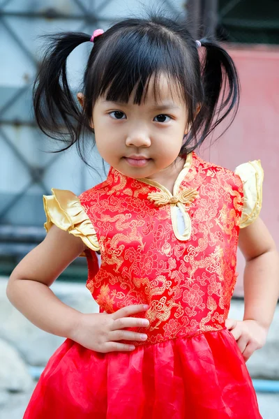 Маленькая девочка в красном китайском платье — стоковое фото