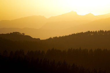 Gün batımında Gran Canaria 'daki manzara dağların siluetlerini ve ormanların hatlarını görebilirsiniz..