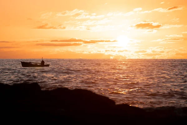 Pescador Seu Barco Navega Pelo Mar Pôr Sol Com Céu — Fotografia de Stock