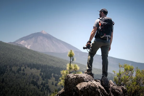 Bir Fotoğrafçı Elinde Kamerasıyla Bir Dağın Tepesinden Ufku Gözlemler Ormanlarla — Stok fotoğraf