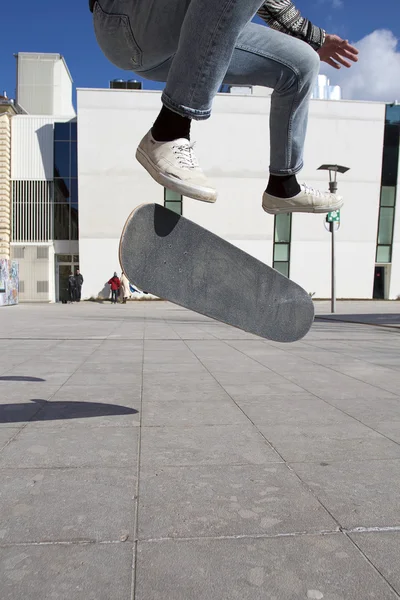 Skateboarder fare trucco su piatto — Foto Stock