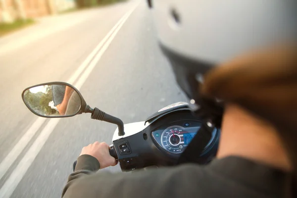 Summer scooter, motorbike, motorcycle ride, first-person point of view — Stock Photo, Image