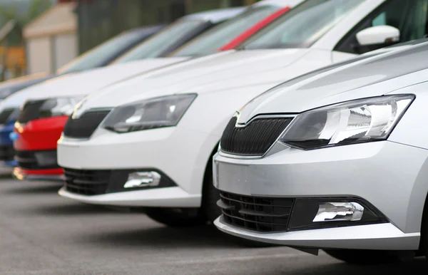 Carros novos, automóveis, automóveis para venda, estacionados na frente de um carro, motor, loja do negociante do veículo, loja — Fotografia de Stock