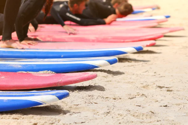 Surfskola på stranden, närbild bild av surfbrädor — Stockfoto
