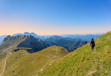 Dolomitlerde kadın yürüyüşü.