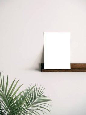 Boş, beyaz, boş, çerçevelenmemiş poster duvarda, baskı modeli, model şablon, oturma odasında palmiye ağacı süslemesi, ofis