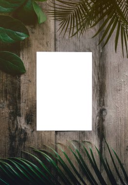 Boş, boş, beyaz baskı, poster, ahşap masa üzerinde fotoğraf modeli